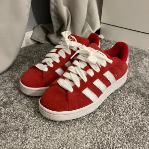 Campus - Intressekoll!! Knappt använda har även röda skosnören❣️