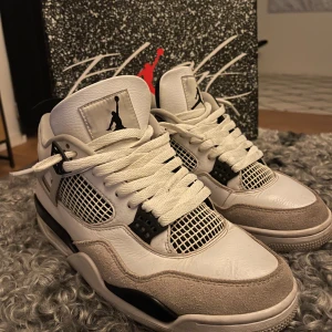 Jordans 4 - Säljer dessa jordan 4 storlek 23/ uk 9, nypris:4000kr skick:8/10 kom dö för frågor och funderingar 
