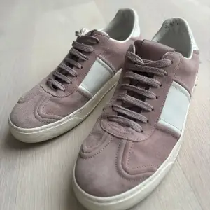 Säljer ett par snygga rosa och vita sneakers från Valentino Garavani Flycrew. De är i mocka och har en stilren design med snörning. Perfekta för både vardag och fest! Skorna är i bra skick och har en bekväm passform. Sakas 1 nit. 