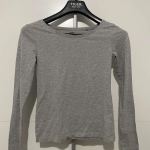 Grå tunn tröja 🩶 - Denna tröjan är knappt använd men jätte fin 🩶