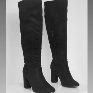 Svarta boots - Jättesnygga och bekväma boots perfekt till fest och halloween! 🎃🥰💕 skriv vid frågor och funderingar! Storleken är sann till passform. Endast använda en gång så i princip nyskick.