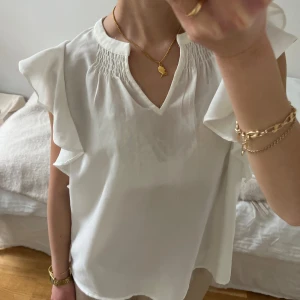 Vit blus - Volang blus från vero moda i bra skick. 