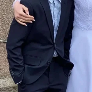 Svart kavaj och byxor - Snygg svart kavaj med matchande byxor, perfekt för formella tillfällen. Kavajen har två knappar och fickor fram. Passar bra till både bal och fest. Stilren och klassisk design som aldrig går ur tiden. Använd väldigt få gånger och är i ny skick fortfarande 