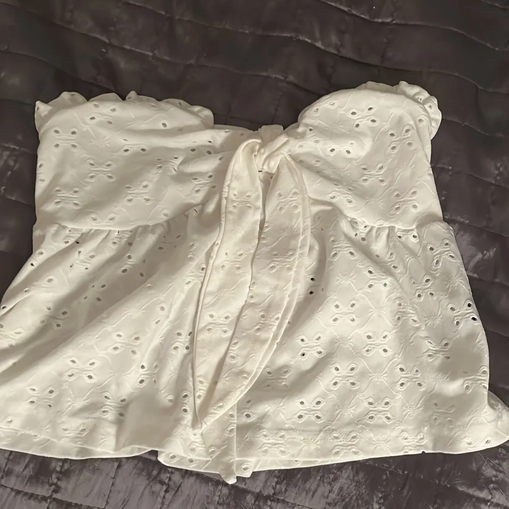 säljer denna shein toppen, köpt för ca 100kr (inte säker) men säljer för 75kr för att den e som ny!. Yläosat.