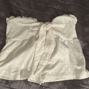 shein topp  - säljer denna shein toppen, köpt för ca 100kr (inte säker) men säljer för 75kr för att den e som ny!