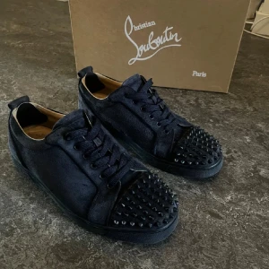 Louboutin | 43 - Säljer nu mina loubs! | Färg: Mörkblå | Nypris: ca 11 000kr | Storlek: 43 | Box, extra snören, 3 extra nitar, 2 dustbags medkommer vid köp | hör av er vid fundering!