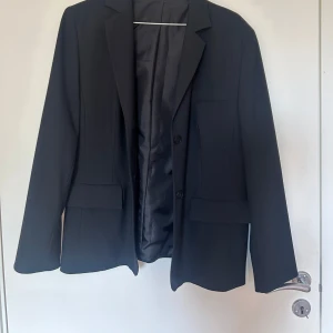 Svart kavaj - Oklart vart den är ifrån då det är mormors gamla. Nästan helt oanvänd i storlek 46