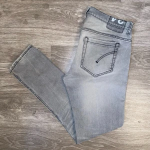 Dondup George  - Hej! Säljer ett par dondup jeans i modellen George 💫 || Skick: Bra || Storlek : W34 || Modellen på sista bilden är 188cm och väger 76kg || Har du några frågor är det bara att höra av sig 🤘