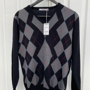 Helt ny tröja!  - Helt ny med prislapp kvar, svart baksida på den, säljer åt min bror då den aldrig kom till användning! Skickar gärna fler bilder vid förfrågan ✨