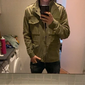 Zadig & Voltaire- Field jacket  - Riktigt stilren fieldjacket i toppskick till riktigt bra pris!  Storlek: M  Skick: 10/10  Färg: kahki green  Skriv gärna för fler frågor!