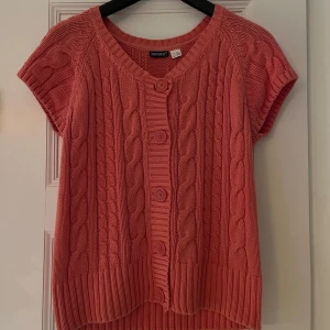 Kortärmad kofta  - Supersöt kortärmad stickad kofta😍 Korall-rosa färg 100% bomull  Använd, men fint skick!