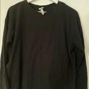 Svart tröja - En svart vanlig tröja från H&M 