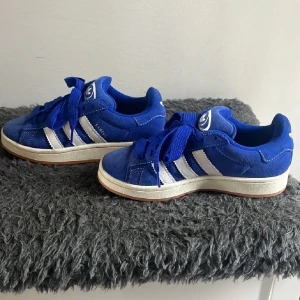 Blåa adidas campus - Super fina och sköna blåa adidas campus använda fåtal gånger så har inga defekter. 