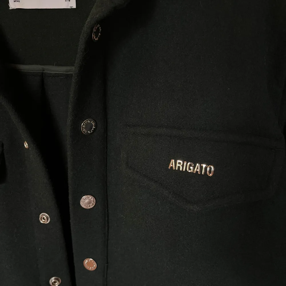 Skjortjacka i ull från Axel Arigato. Storlek XS i herrstorlek. Både snygg och varm! Sparsamt använd, endast använd vid fåtal tillfällen. Den är mörkgrön men är svår att få fram färgen rättvis på bild. 🍂Nyspris 2200kr. Kom med prisförslag! ⛄️. Jackor.