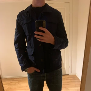 Fieldjacka - Mörkblå🔵 - Säljer denna sjukt snygga fieldjackan från Pierre Cardin✅ Jackan är i mycket gott skick och har inga tydliga defekter✅ Storleken är M och passformen är utmärkt✅🍁 Jackan är perfekt nu till hösten🍁. Hör av er vid frågor eller funderingar😁🍁
