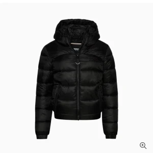 Super dry jacka - Säljer nu min fina super dry jacka som är köpt i december, använd 3-4 gånger så i bra skick! Köptes på pondus för 1200kr💕 Väldigt liten i storleken då jag köpte jackan i strl 40 men vanligtvis en xs-s💞har ett jätte litet genomskinligt märke på armen som kan gå att ta bort