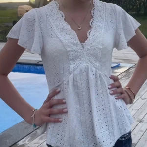 Vit topp - Säljer denna vita toppen i storlek xs. Aldrig använd. 50 kr!