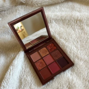 Huda beauty eyeshadow palette - Pigmented eyeshadow i used them only for swatches on my hand. Pretty colours. 