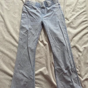Flared low waist jeans  - Dom är inte riktigt som jeans i materialet utan mer som läggnings men ser ut som jeans säljer eftersom de blivit för litet för mig 10/10 skick använd fåtal gånger 🤍