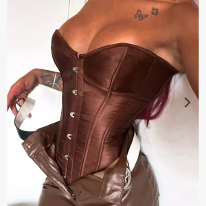 Brun korsett - Helt ny brun korsett. Perfekt till halloween 🫶🏼 Passar xs/s