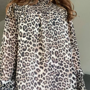 Leopardmönstrad blus - Säljer en superfin leopardmönstrad blus med smockdetaljer vid hals och ärmarna. Materialet är lätt och luftigt, vilket gör den bekväm att bära hela dagen💞💞