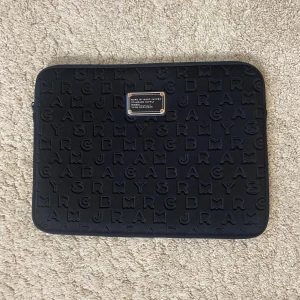 Datorfodral Marc Jacobs  - Snyggt datorfodral från Marc Jacobs!! Nyskick 