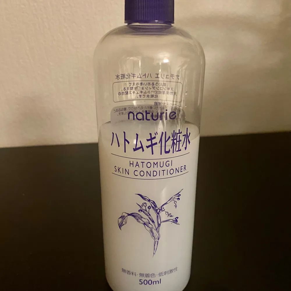 Återfuktande japansk skin conditioner som kan användas som toner och essens, för både ansikte och kropp. Har använt en del men finns fortfarande mycket kvar!. Skönhet.