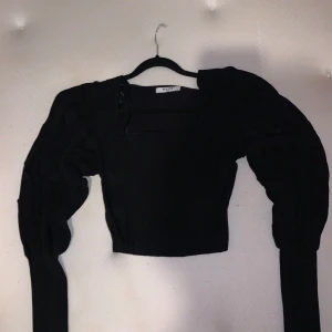 Svart topp - Helt ny topp från Na-kd i storlek S