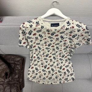 Blommig t-shirt från Bondelid - T-shirt från Bondelid i storlek S. Använd men i helt okej skick. 
