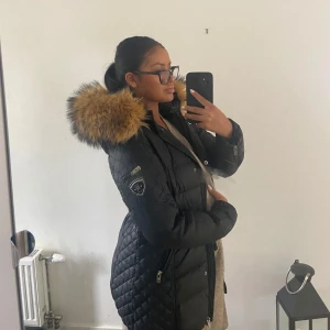 Perfekta Vinterjacka 😍🤩 -  Den här svarta jackan är i toppskick, med fluffig äkta päls på luvan för extra lyxkänsla🤩. Jackan är både vattentät och vindtät – perfekt för alla vinterdagar. Köpt för 4000 🙌🏽 säljer på grund av köpt i fel storlek . Pris kan diskuteras 😁