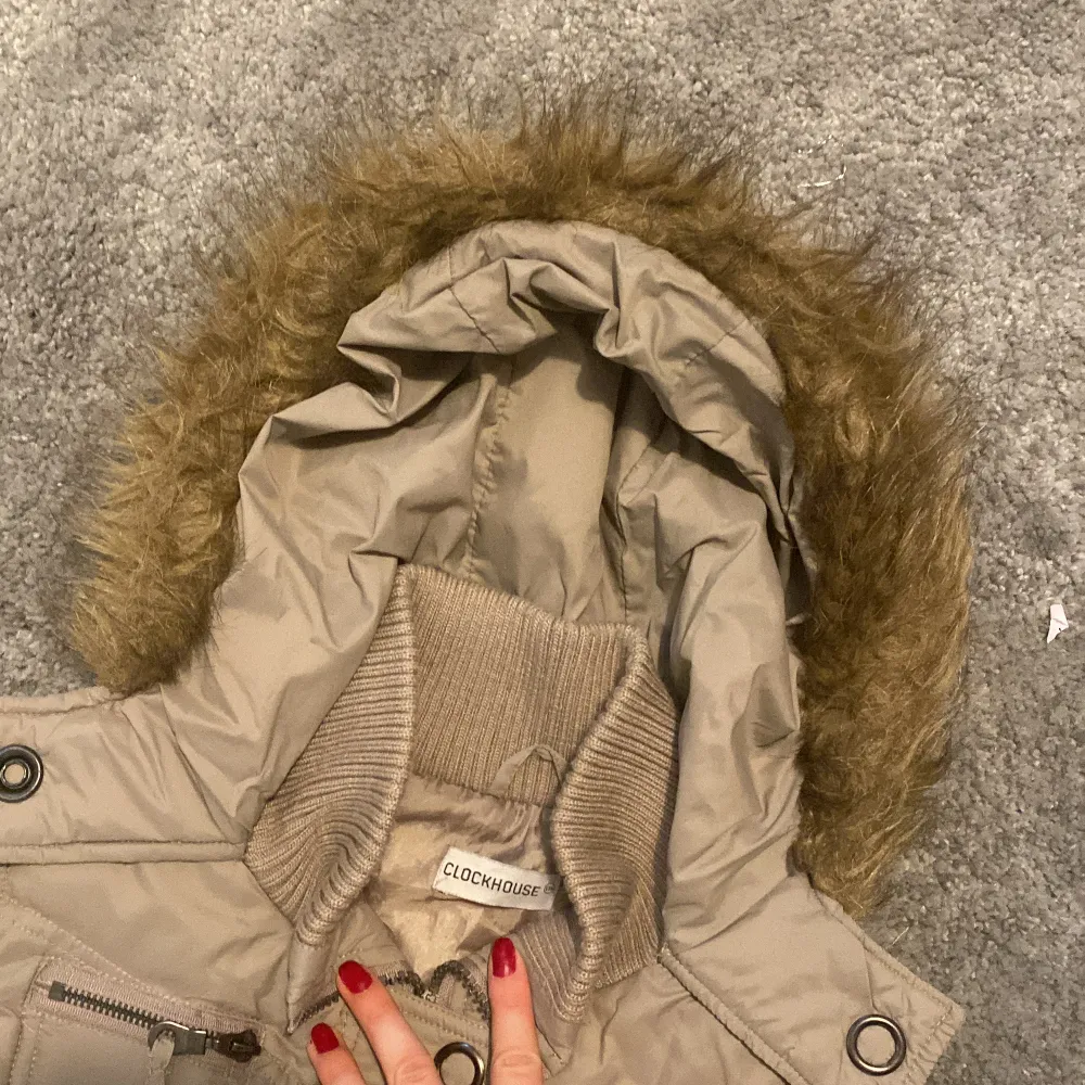 Säljer en superfin beige dunväst från Clockhouse i storlek S. Den har en mysig huva med pälsdetaljer och praktiska fickor med knappar och dragkedja. Perfekt för höst och vinter! 🧥✨. Jackor.