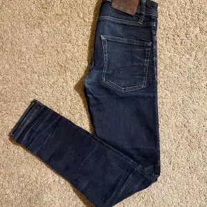 Säljer dessa snygga Jack & Jones jeans i modellen Slim Fit/Glenn, storlek 27/30. Hör av er vid minsta lilla fundering🤝💯