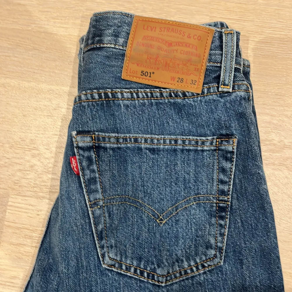 Levis 501. 32 läng 28 midja. 10/10 skick. Använt dom ett par gånger men blev snabbt försmå. . Jeans & Byxor.