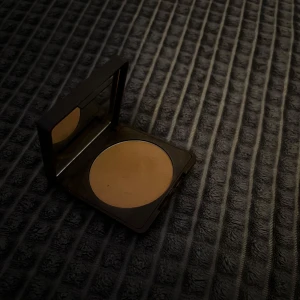 Caia bronzer - I färgen bombi, använd få gånger och den passade inte min hudfärg 