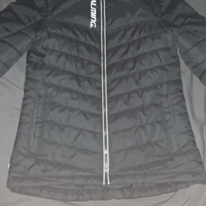 Sakl racing jacka ( oanvänd) - Jacka som har vara leggat i gadberoven som jag ej har använt då den e för liten