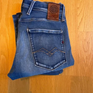 Replay Anbass jeans  - Säljer dessa riktigt feta Replay jeans i modellen anbass. Dem är i galet bra skick och har inga tecken på användning. Det är storlek W28/L32.