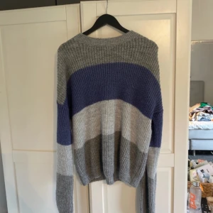 Stickad randig tröja - Stickad randig tröja från NA-KD, storlek S. Endast använd en gång!