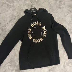 hugo boss hoodie - bra skick  storlek M  små fläckar men de syns ej