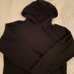 Svart hoodie - Säljer en klassisk svart hoodie som är perfekt för alla tillfällen. Den är supermjuk och bekväm med långa ärmar och en praktisk huva. Passar perfekt till både chill och vardagsäventyr. Ett måste i garderoben! 🖤