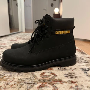 Caterpillar kängor - Svarta Caterpillar-kängor i mycket fint skick. De har endast använts i två timmar och är därför så gott som nya! Skorna är tillverkade i nubuck. Perfekt Höst/Vinter kängor! Storleken är 41, men de är något rymliga!