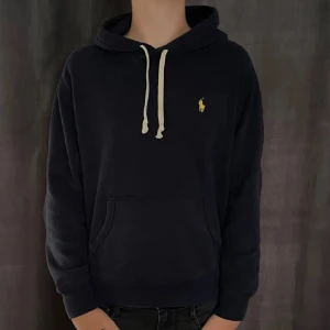 Ralph lauren hoodie - Säljer en Ralph lauren hoodie riktigt bra skick storlek s och kille på bilden är 182cm skriv om ni har några frågor 