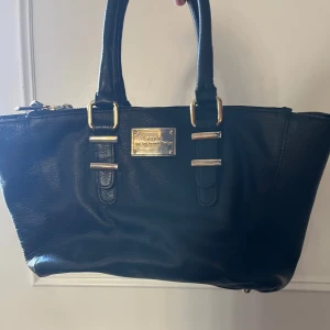 Svart handväska - Sååå fin med många olika dragkedjor och fickor⭐️⭐️