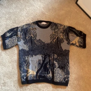 Stickad Tshirt  - Väldigt cool tshirt som nästan aldrig använts 