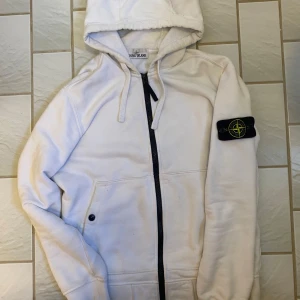 Stone Island Zip - Säljer denna vita Stone Island Zip i storlek S.  Bra skick, inga defeker eller hål. Hör av dig vid frågor eller funderingar!🙌