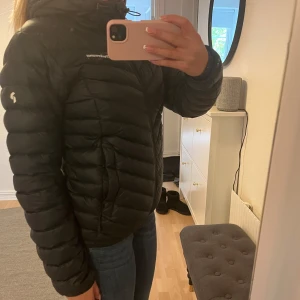 PeakPerformance jacka  - Svart peak jacka. Varm och skön, har ett litet hål vid fickan, se på sista bild! Nypris 3199kr. Pris kan disskuteras .