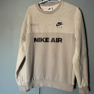 Nike air hoodie - Hej, säljer denna feta Nike air hoodien, perfekt nu till hösten och vintern då det är av materialet bomull, äkta köpt från Nikes hemsida, använd cirka 3-4 gånger, skick 9/10 men inga tecken på användning, pris 200kr, snabb frakt✅