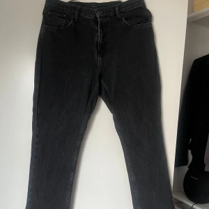 Nelly Jeans  - Säljer mina jeans från Nelly i bra skick🩷 Jeansen har en fin slits på utsidan av benet