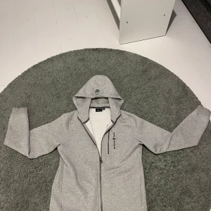 Sail racing zipup hoodie - Storlek 170, bra skick och riktigt snygg. Skriv vid funderingar.