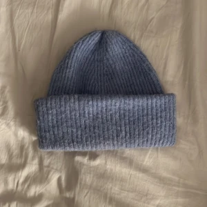 Mössa🥰 - Säljer denna jättefina ljusblåa mössan från Åhléns då den inte kommer att komma till användning! Jättebra skick och skulle säga att den är som ny! Nypris är 299kr säljer för 65! Pris kan diskuteras!!🥰