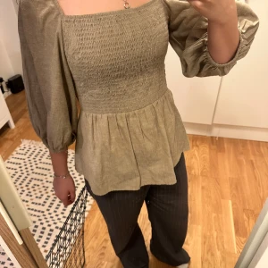 Superfin Blus - Superfin grön/beige blus från Stylein Säljer då den inte kommer till användning! Skriv för fler bilder 💞 Nypris 1300kr